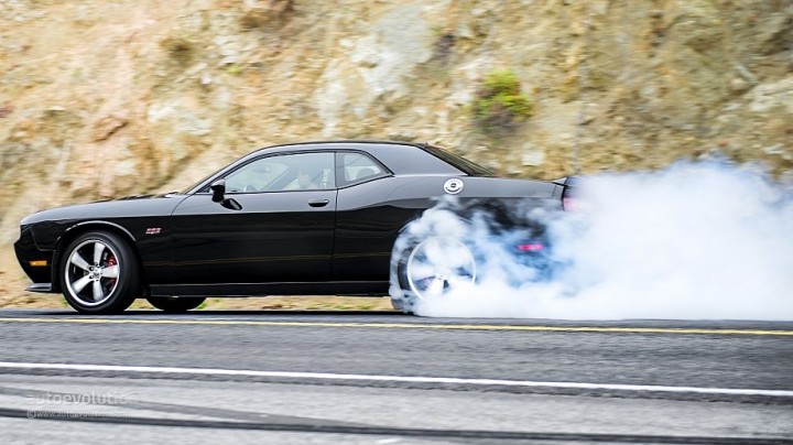 2014-Dodge-Challenger-burnout