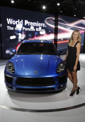Porsche_Macan_World_Premiere_LA_Auto_Show_2013_with_Porsche_Brand-_Ambassador_Maria_Sharapova_2-300x430