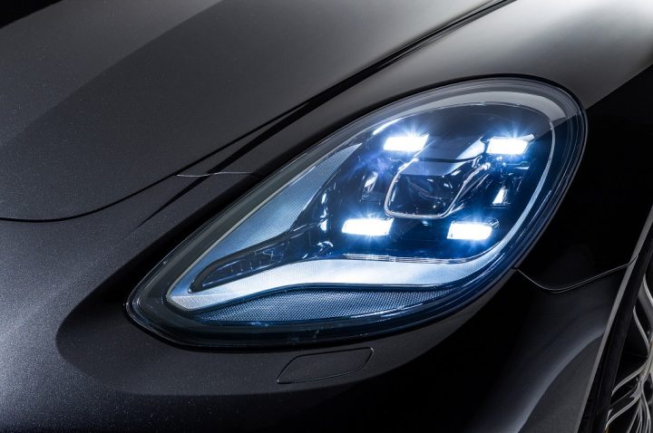 2017-Porsche-Panamera-headlight