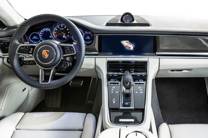 2017-Porsche-Panamera-interior