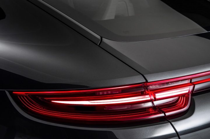 2017-Porsche-Panamera-taillight