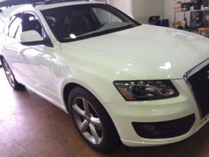 2010’Audi Q5 インダッシュ埋め込み＆純正デッキ移設☆